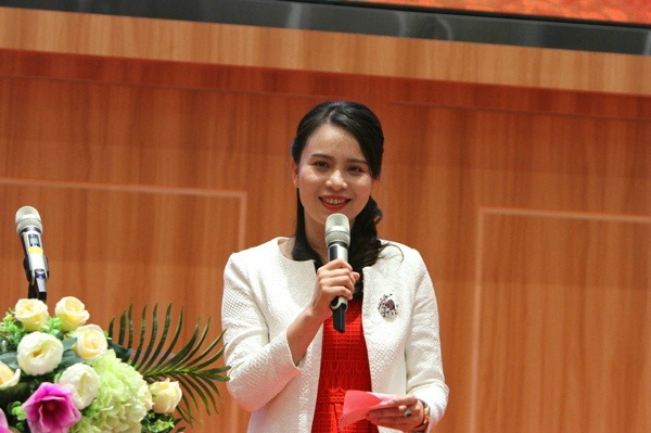 瓷海國際•陶瓷交易中心副總經(jīng)理林瑩主持.jpg